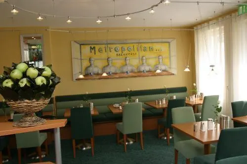 Memphis Hotel-1
